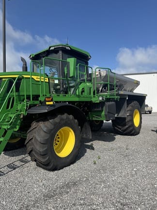 2023 John Deere 800R Equipment Image0