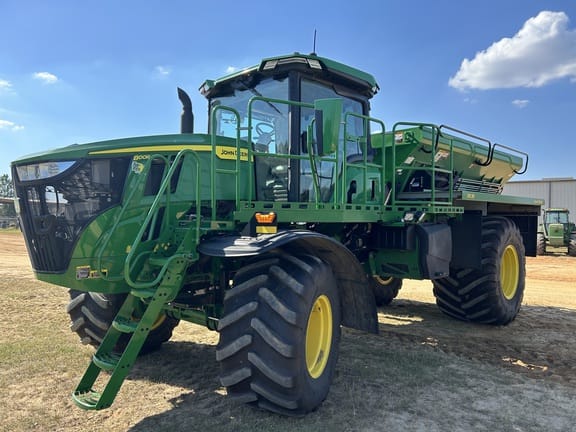 2023 John Deere 800R Equipment Image0