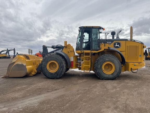 Image of John Deere 824P equipment image 1