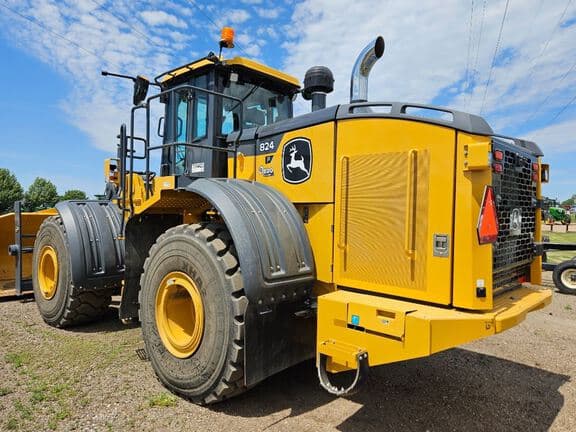 Image of John Deere 824P equipment image 3