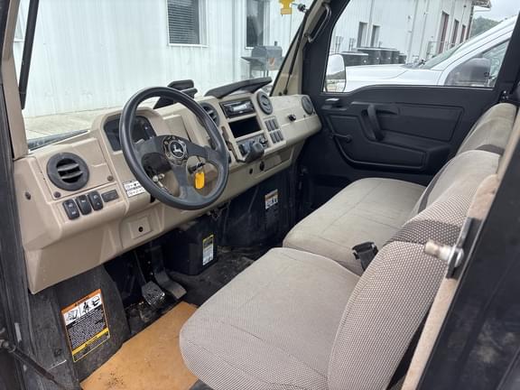 Image of John Deere XUV 835R equipment image 4