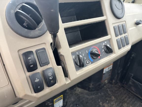 Image of John Deere XUV 835R equipment image 1