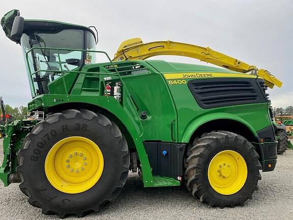 Image of John Deere 8400 equipment image 1