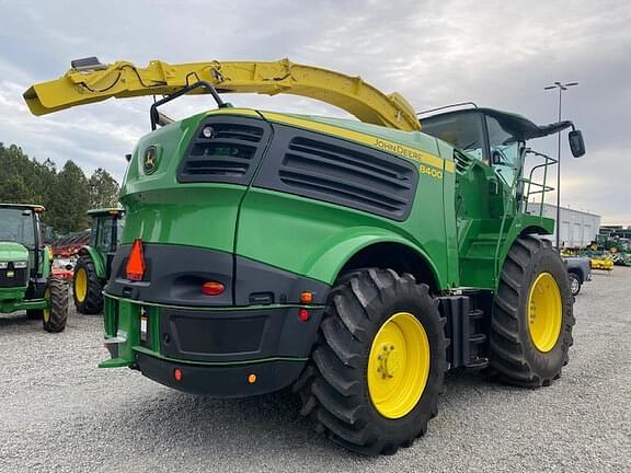 Image of John Deere 8400 equipment image 2