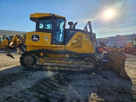 Image of John Deere 850L XLT equipment image 1