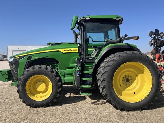 Image of John Deere 8R 230 equipment image 1