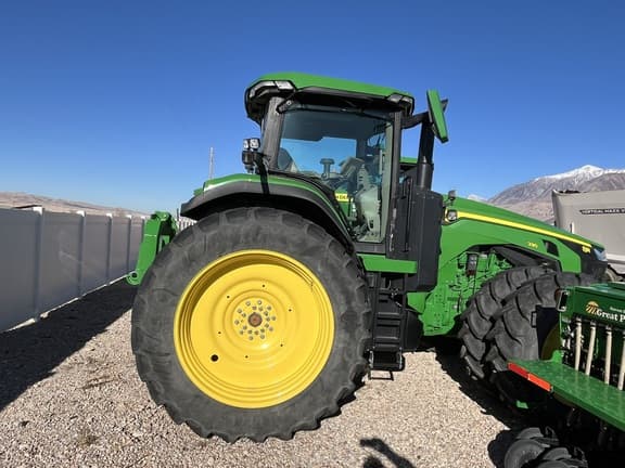 Image of John Deere 8R 230 equipment image 2