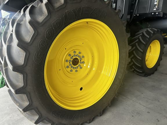 Image of John Deere 8R 230 equipment image 1