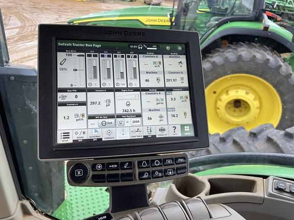 Image of John Deere 8R 230 equipment image 4