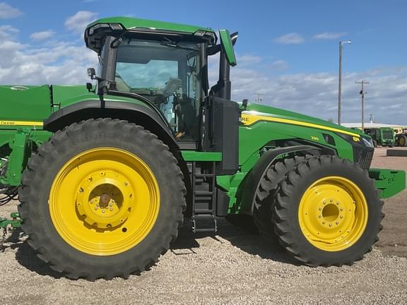Image of John Deere 8R 230 equipment image 2