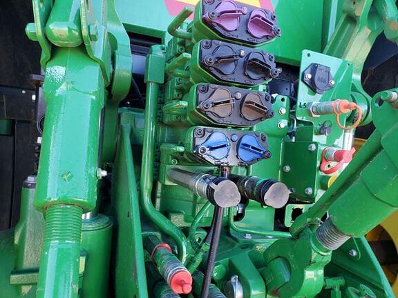 Image of John Deere 8R 230 equipment image 4