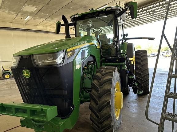 Image of John Deere 8R 230 equipment image 1