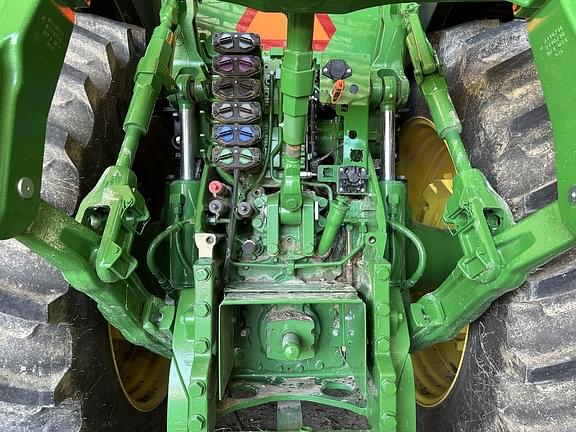 Image of John Deere 8R 230 equipment image 4