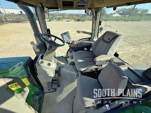 Image of John Deere 8R 230 equipment image 4