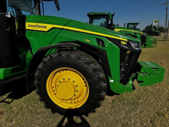 Image of John Deere 8R 230 equipment image 2