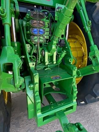 Image of John Deere 8R 230 equipment image 4