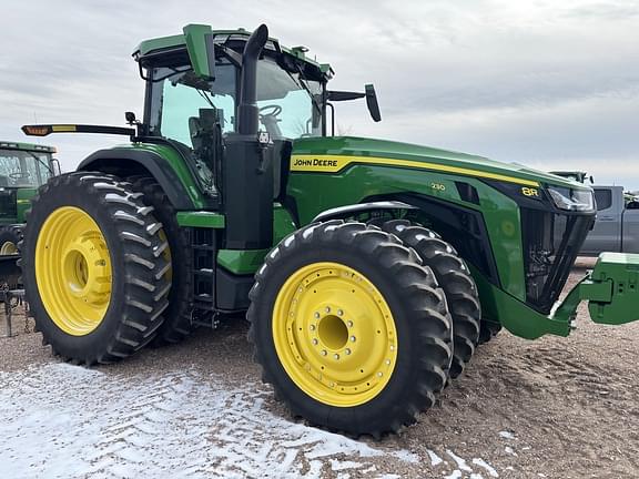 Image of John Deere 8R 230 equipment image 3