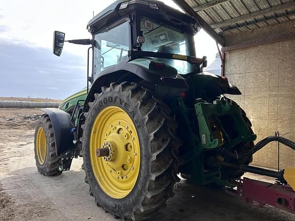Image of John Deere 8R 230 equipment image 2