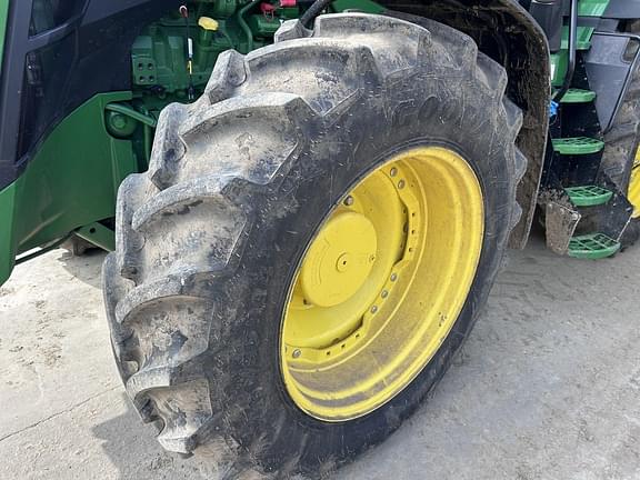 Image of John Deere 8R 230 equipment image 4