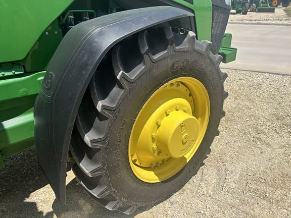 Image of John Deere 8R 230 equipment image 4