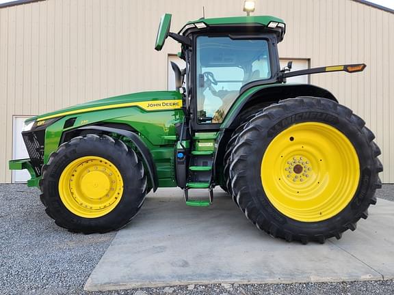 Image of John Deere 8R 230 equipment image 4