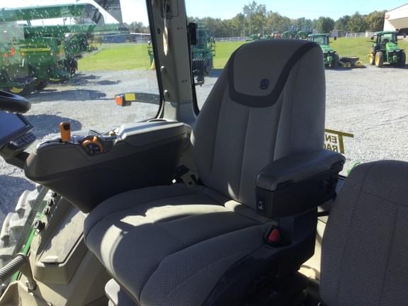 Image of John Deere 8R 230 equipment image 4