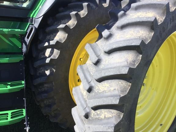 Image of John Deere 8R 230 equipment image 1