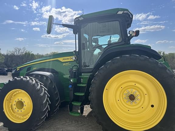 Image of John Deere 8R 230 equipment image 3