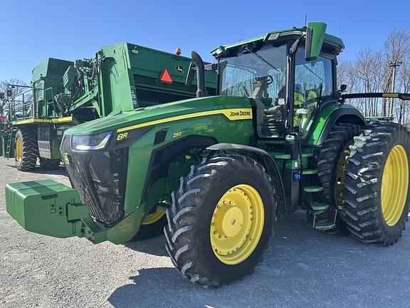 Image of John Deere 8R 250 equipment image 2