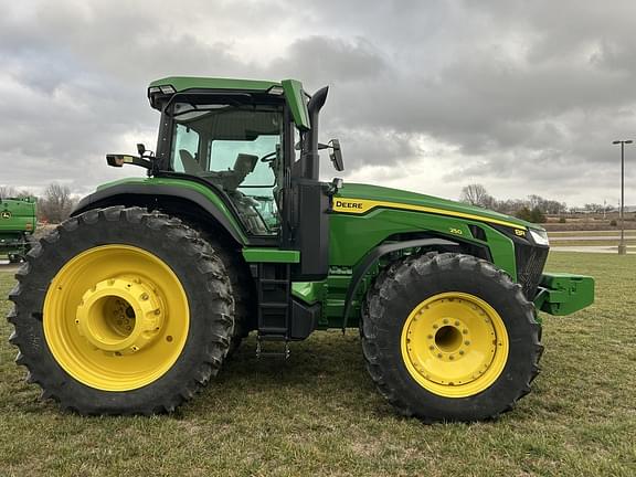 Image of John Deere 8R 250 equipment image 4