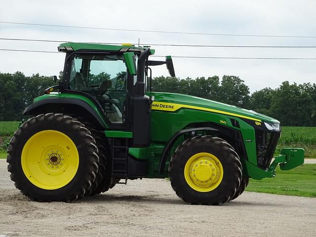 Image of John Deere 8R 250 equipment image 2