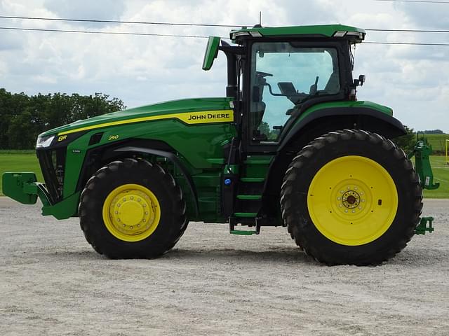 Image of John Deere 8R 250 equipment image 4