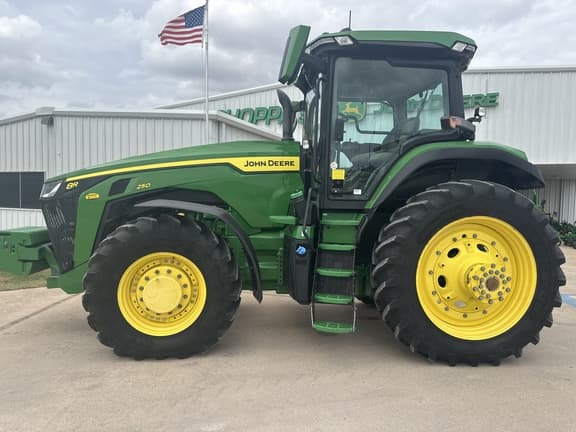 Image of John Deere 8R 250 equipment image 1