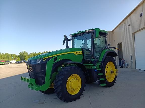 Image of John Deere 8R 250 equipment image 2