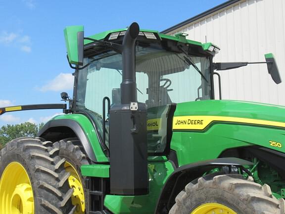 Image of John Deere 8R 250 equipment image 2