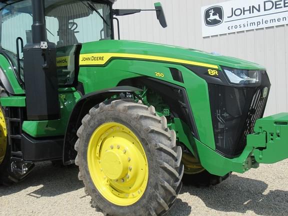 Image of John Deere 8R 250 equipment image 3