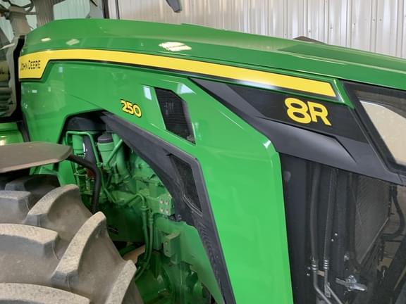 Image of John Deere 8R 250 equipment image 4