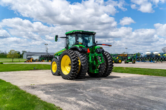 Image of John Deere 8R 250 equipment image 2