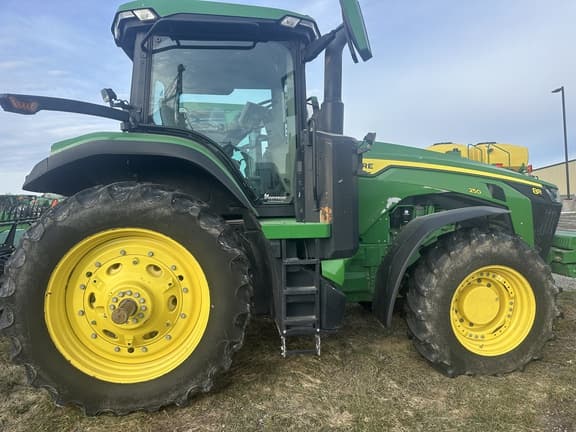 Image of John Deere 8R 250 equipment image 4
