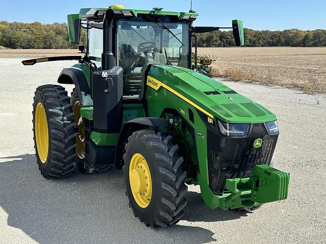 Image of John Deere 8R 250 equipment image 2