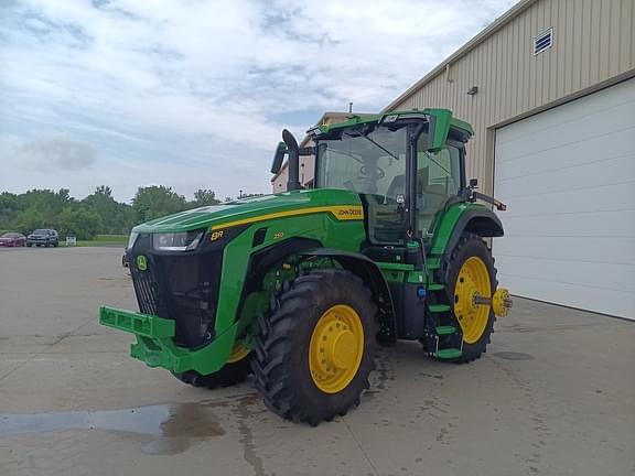 Image of John Deere 8R 250 equipment image 2