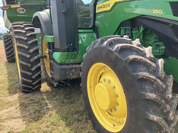 Image of John Deere 8R 250 equipment image 1