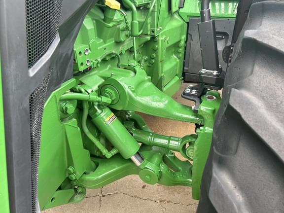 Image of John Deere 8R 310 equipment image 4