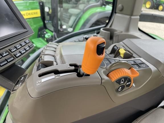 Image of John Deere 8R 310 equipment image 2