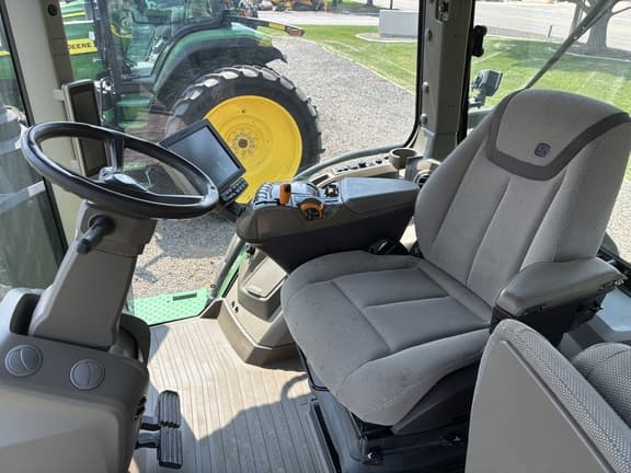 Image of John Deere 8R 310 equipment image 4