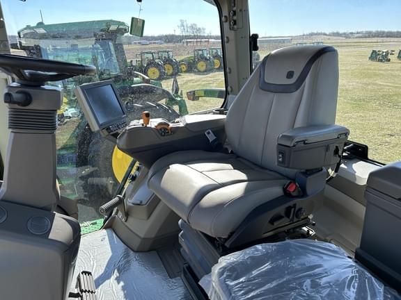 Image of John Deere 8R 310 equipment image 4
