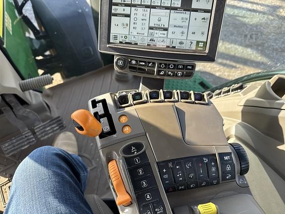 Image of John Deere 8R 310 equipment image 4