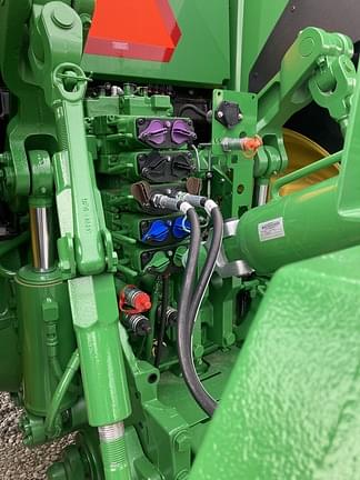 Image of John Deere 8R 310 equipment image 4
