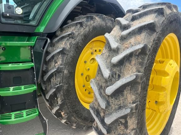 Image of John Deere 8R 310 equipment image 4
