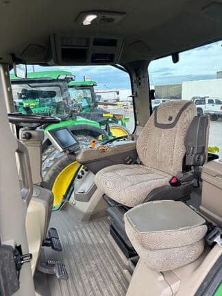 Image of John Deere 8R 340 equipment image 4